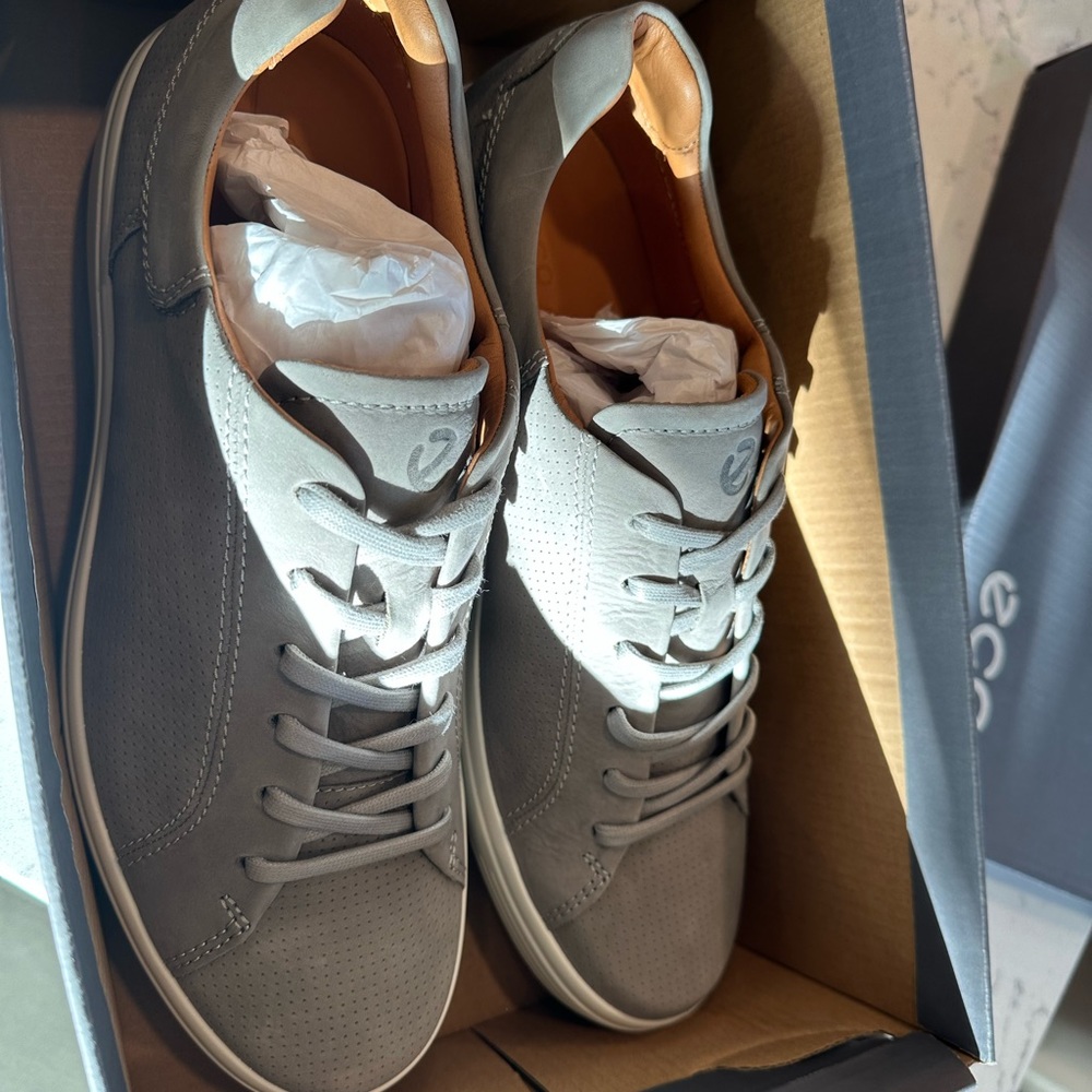 Amazing/excellent ECCO Men’s Shoes! Never opened/excellent size 11.5, was a gift
